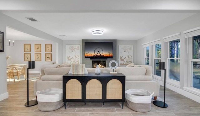 Golf Course Mansion-Pool-Massive TVs-Sonos surround sound-Sleeps 16+