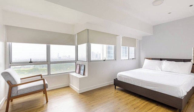Golf Course View 2 Bedroom Serviced Condo in Central BGC! NEAR AIRPORT 48sqm