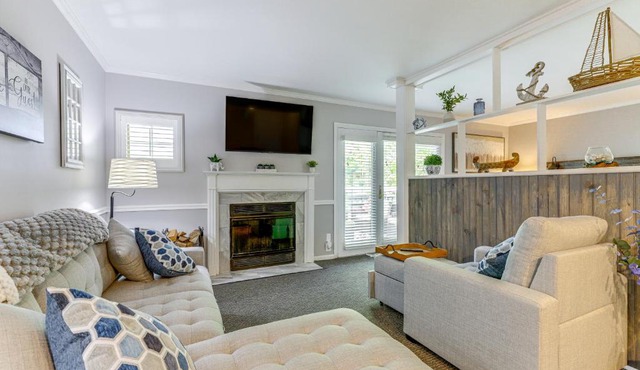 Golf Course Views & Pool Access! Norwich Studio
