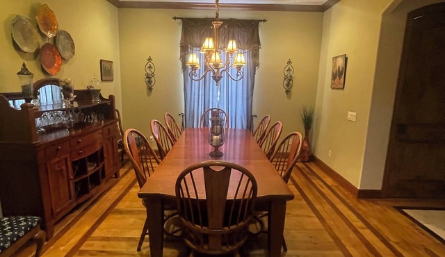 Golf Getaway-Large Families Welcome! Only 10 minutes from the Airport!