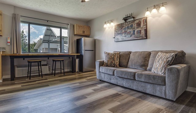 Golf, Shop, Tour & More: Oakland City Apartment