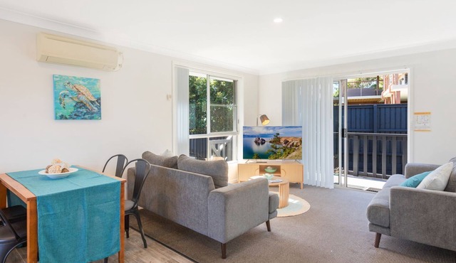 Golfers View Unit 6 - conveniently located across the road from the magnificent Narooma Golf Club an