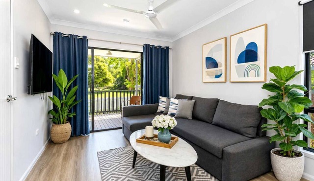 Golfside Haven – 2BR Rosslea Apartment with Golf Views and Parking