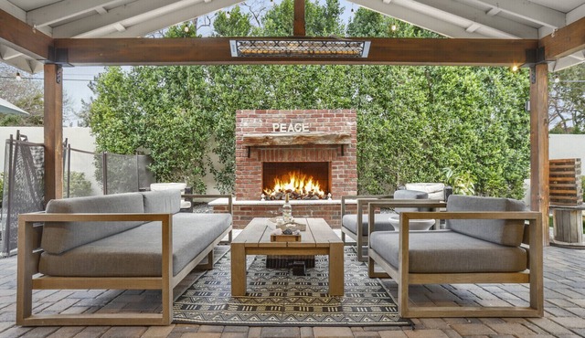 Good Vibes meet Luxury at The H - Commercial heater, 3 fireplaces & HEATED POOL