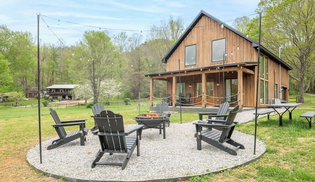 Gorgeous 1BD+Loft Cabin w/River Access + Fireplace