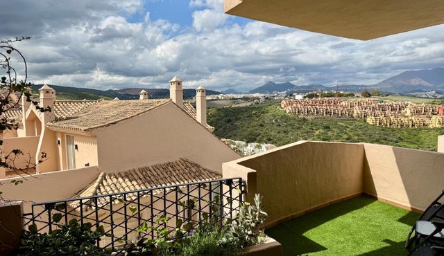 Gorgeous 2 bed Duquesa apartment, 2 pools, easy parking and 2 large balconies, 1 with stunning views