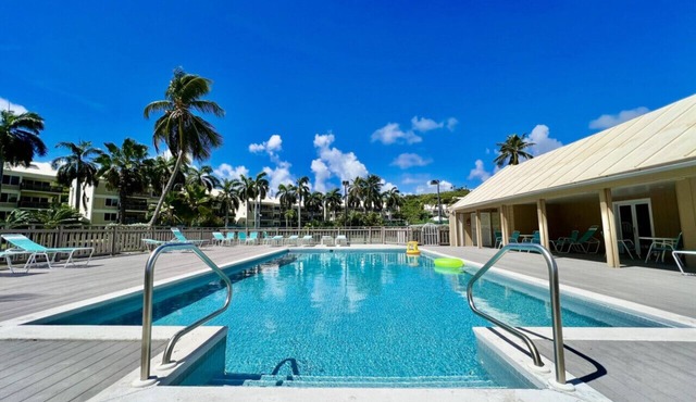Gorgeous 2BR condo on the beach! Gym and Tennis too!
