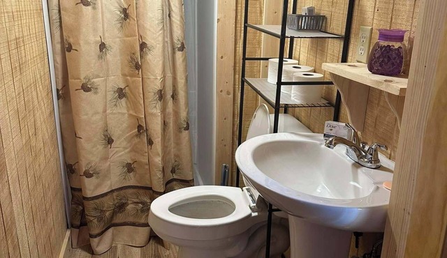Gorgeous 3-bedroom cabin with AC in peaceful Isaban