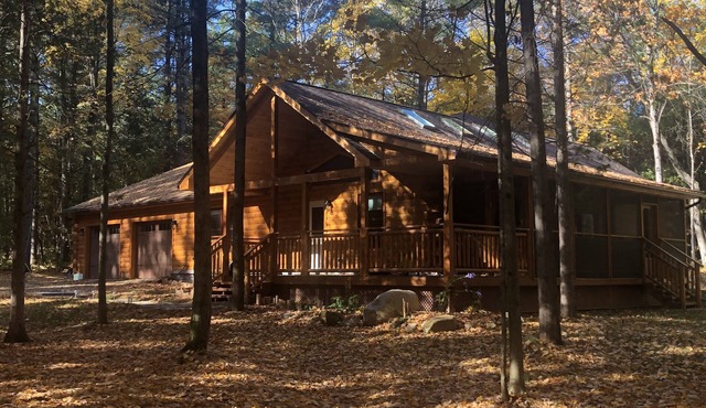 Gorgeous 3bd 3ba Log Home w/Sauna, Screened Porch, and Fire Pit