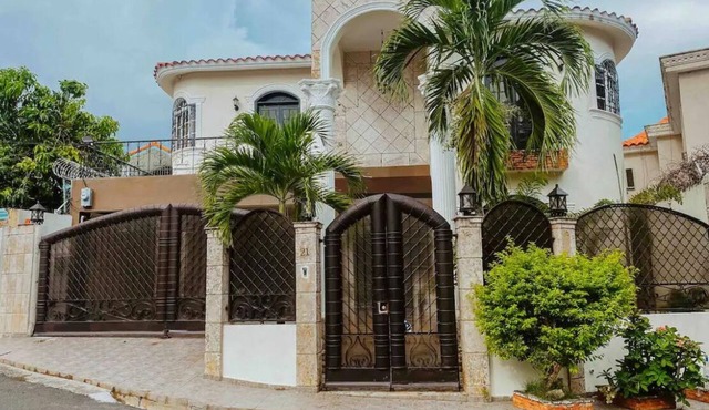 Gorgeous 4 bedroom 5 bed Mini Mansion With Pool