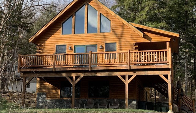 Gorgeous 4BR Log Home Near Storyland & N. Conway. AC, Large Deck, Dog friendly