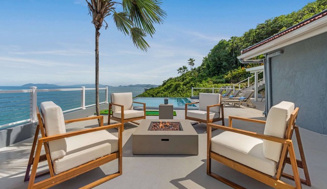 Gorgeous 5-BDRM Villa Maxine- Located on Famous Peterborg- Pool- Oceanside