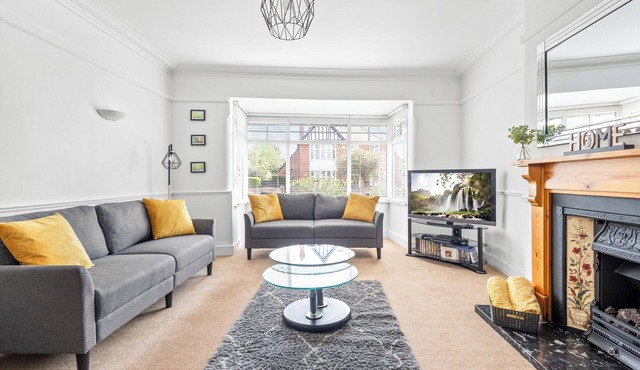 Gorgeous 5 bed period home in a superb location for convenience.