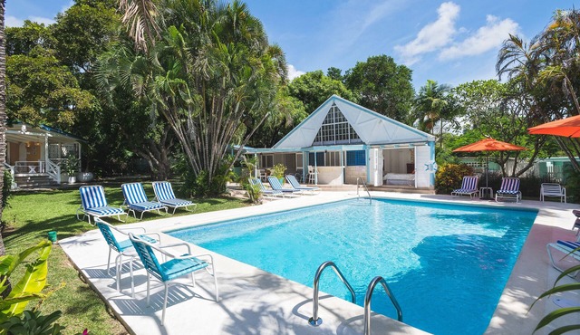 Gorgeous 6 bedroom villa 4 mins walk to Mullins beach with private garden & pool