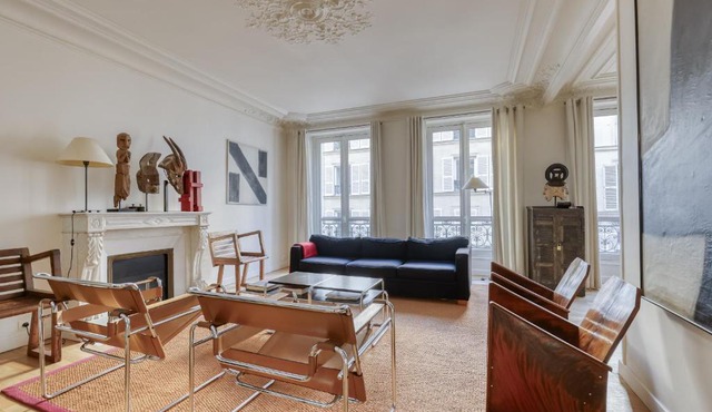Gorgeous and large flat in the heart of Paris 09