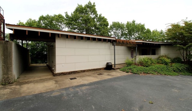 Gorgeous and Secluded Cabin with Lakefront Views and a Rooftop Terrace, Perfect for a Peaceful Weekend Away
