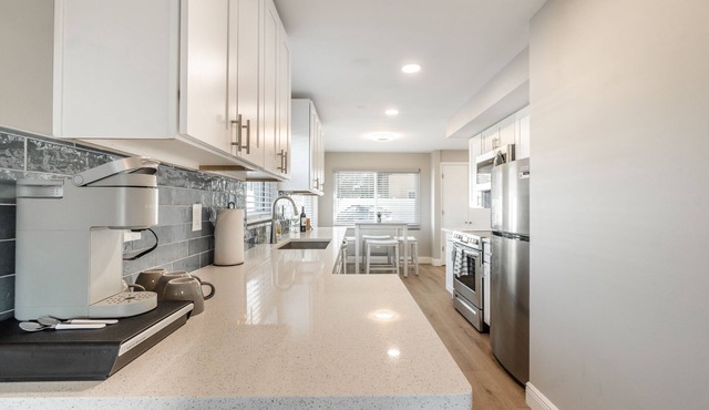 Gorgeous and Updated Waterfront Apartment 2 Bed #5