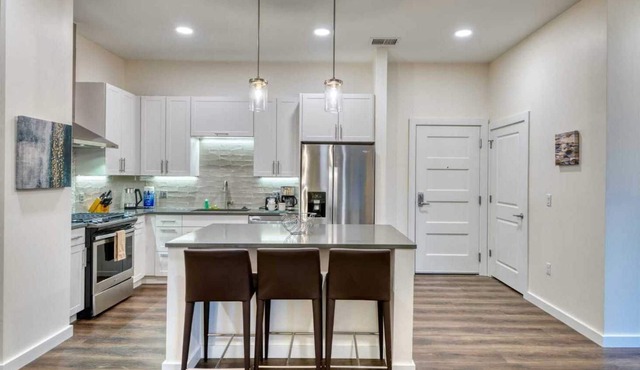 Gorgeous Apt Near Shipyards with Pool