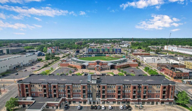 Gorgeous Apt w/Balcony - Walk to Stadium & Lansing Center