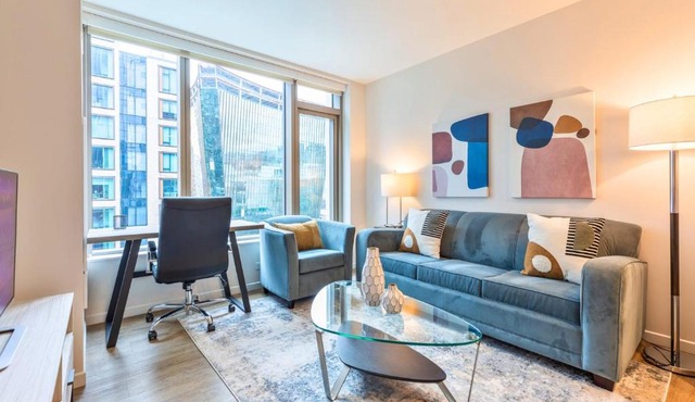 Gorgeous Apt with Pool Views