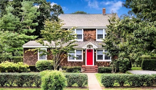 Gorgeous Bellport Village beach home w/ pool