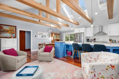 Gorgeous Cape Cod Retreat Near Town Neck