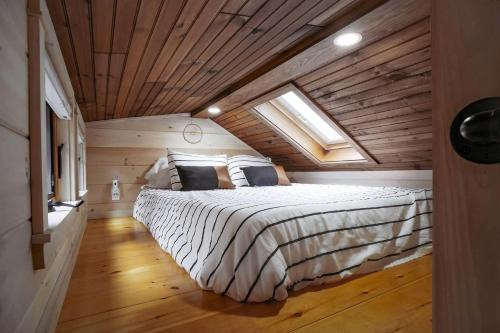 Gorgeous Cedar Tiny House for a Unique Pet-Friendly Getaway in Chester, Vermont