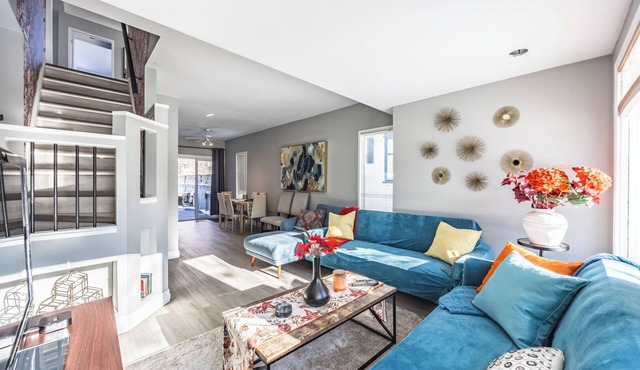 Gorgeous Character Home in Kensington Plaza, Steps To DT