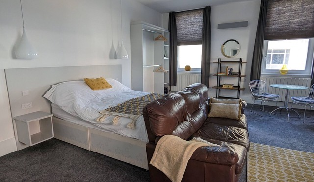 Gorgeous, comfortable Apartment on the High Street