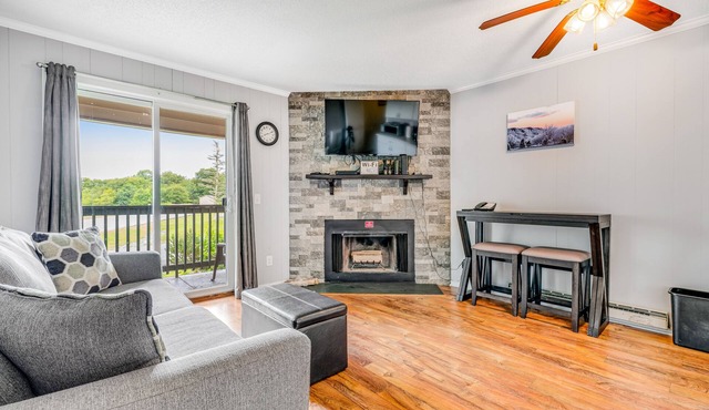 Gorgeous condo with hot tub, heated indoor pool, fireplace, balcony, & fast WiFi