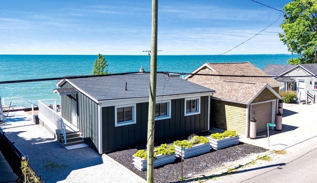Gorgeous Cottage with Fire Pit and Nice Beach Vistas in Leamington, Ontario