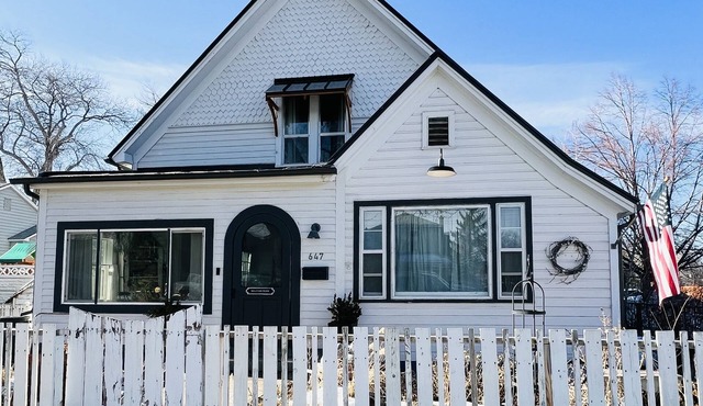 Gorgeous downtown beauty! 2min walk to local restaurant's/Main Street Montrose