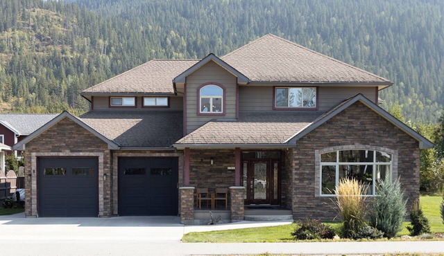 Gorgeous Executive Home w/Sauna, Hot Tub & Private Yard - 2 minutes to RMR