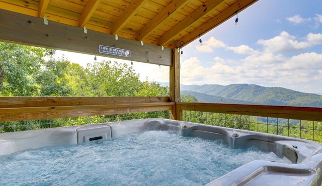 Gorgeous Gatlinburg Cabin: Large Deck & Hot Tub!