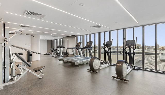 Gorgeous High-Rise Unit with Sky Bar, Pool and Gym
