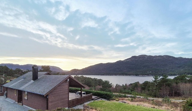 Gorgeous home in Eivindvik with house sea view
