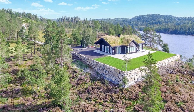 Gorgeous home in Evje with lake view