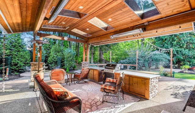 Gorgeous house with 2 gas fireplaces, grill, park-like yard & fast WiFi
