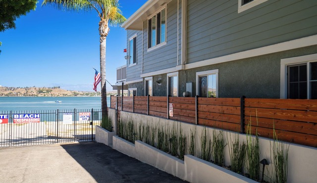 Gorgeous Lake Front Home w/Boat access Unit 1
