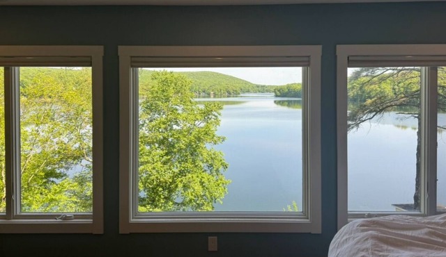 Gorgeous Lake-Front cabin, private dock, 90 minutes from NYC!