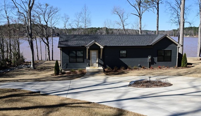Gorgeous Lakefront Bungalow on Lake Jackson with Large Deck - Perfect getaway!