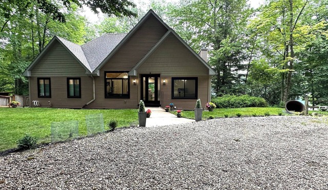 GORGEOUS LAKEFRONT HOME - lots of amenities! 20 min to Lake Michigan!