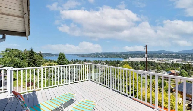Gorgeous Lakeview 3b2b Upper Unit w/AC