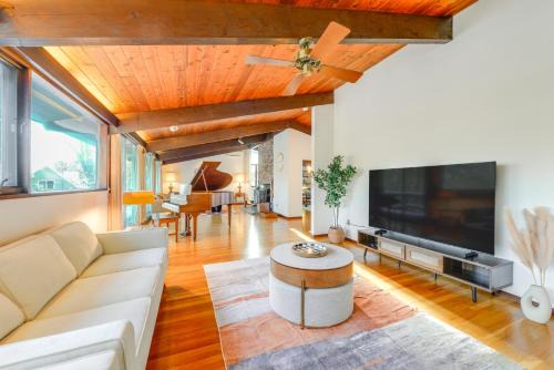 Gorgeous MCM Deck House Near Gillette Stadium!