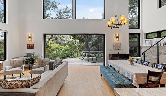 Gorgeous & Modern Topanga retreat next to great hiking