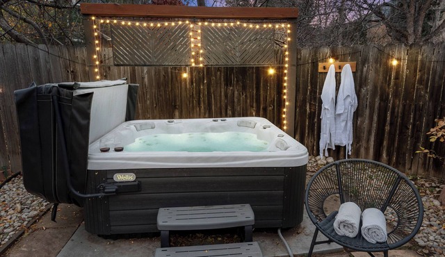 Gorgeous Modern Zen Retreat Home - 4BR with Hot Tub, Close to Hiking Trails