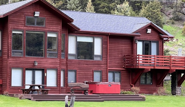 Gorgeous mountain home in prime location on The Gallatin River.