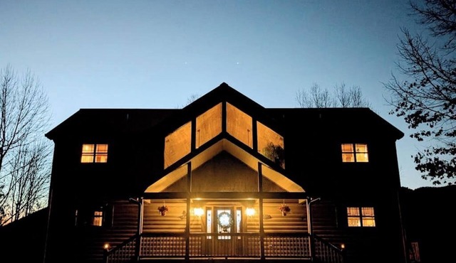 Gorgeous Mountain Home with Hot Tub, Billiards, Three Main Suites, and Views