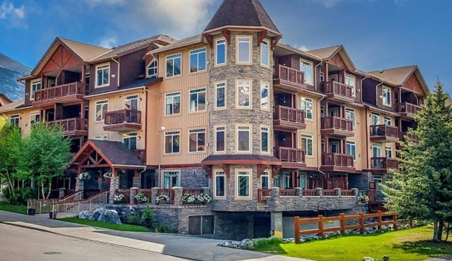 🌍 Gorgeous Mountain View Condo with 2 Hot Tubs