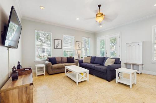 Gorgeous multi-level home with pool hot tub & two balconies - dog-friendly
